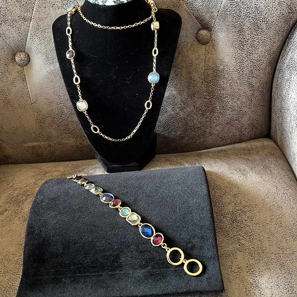 Bracelet and Necklace set. This is a really pretty sparkly set. Nice!